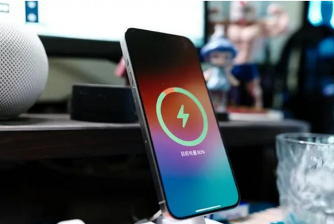 广河苹果15换屏服务分享用什么充电器给iPhone15充电更好 